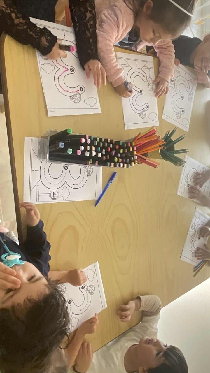 Atelier de graphisme autour d'une table